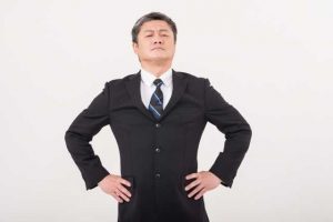 相手を見下す男