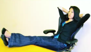 力強いポーズをする女性