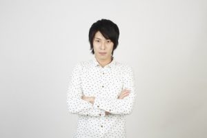 腕組みをする男性